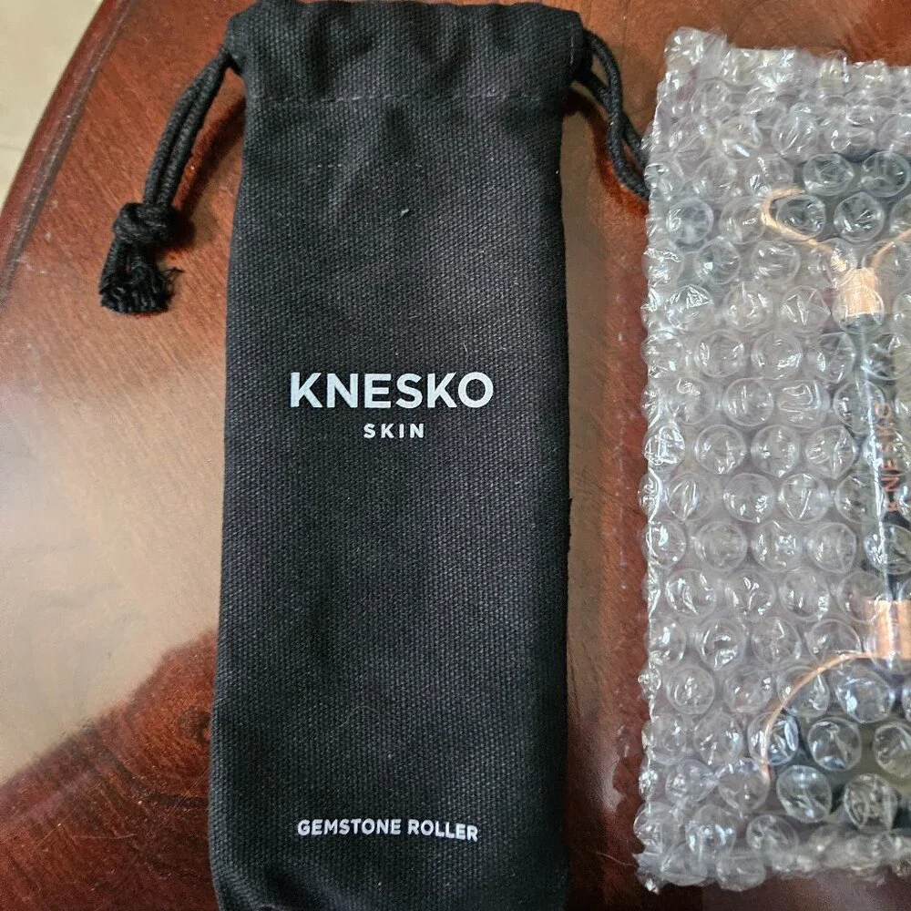 NEW KNESKO SKIN BLACK OBSIDIAN GEMSTONE FACE FACIAL ROLLER & TRAVEL STORAGE BAG